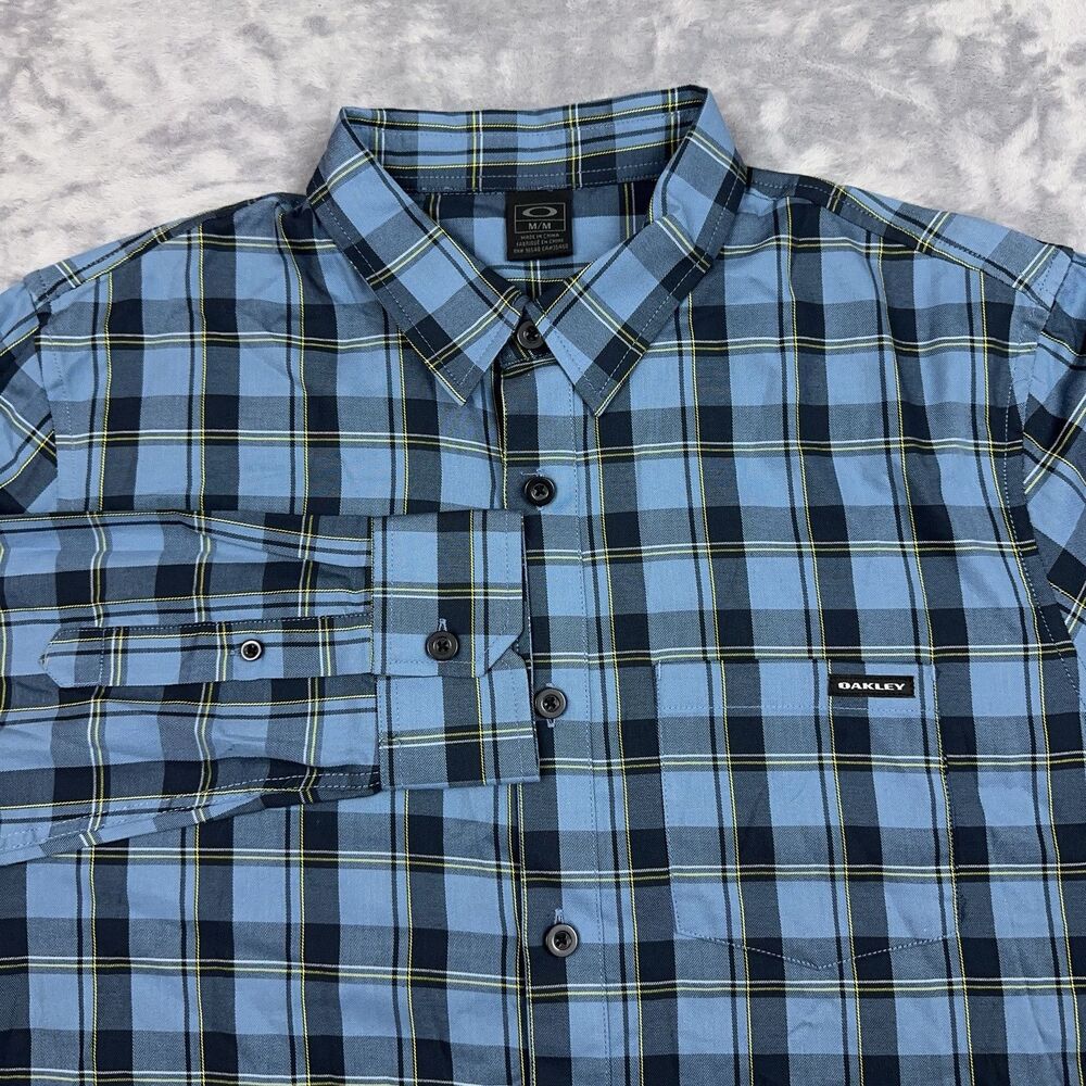 Oakley Shirt Mens Size Medium Blue Plaid Long Sleeve Button Up Chest Pocket